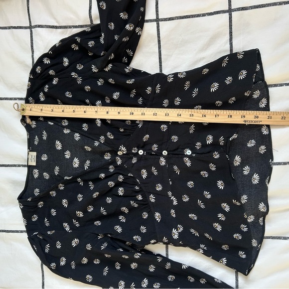Aritzia Wilfred Daisy Button Up Blouse Size Medium - Picture 10 of 10
